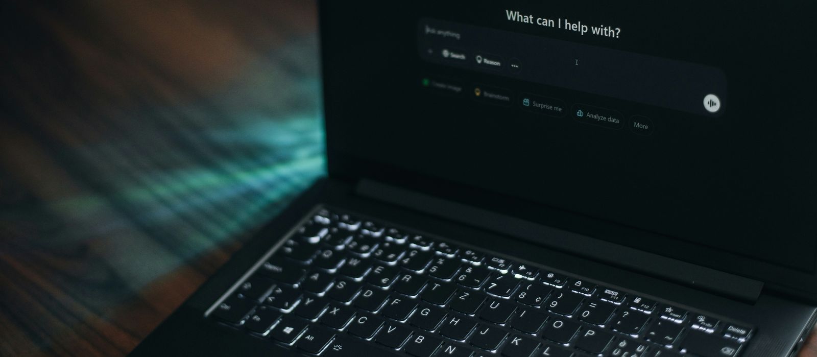 KI-Assistent auf einem Laptop im dunklen Büro